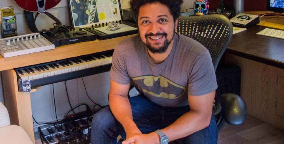 Conheça Serginho Rezende, responsável pela banda do ‘Só Toca Top’. No seu estúdio Comando S, o produtor musical é responsável pela produção das músicas do programa.